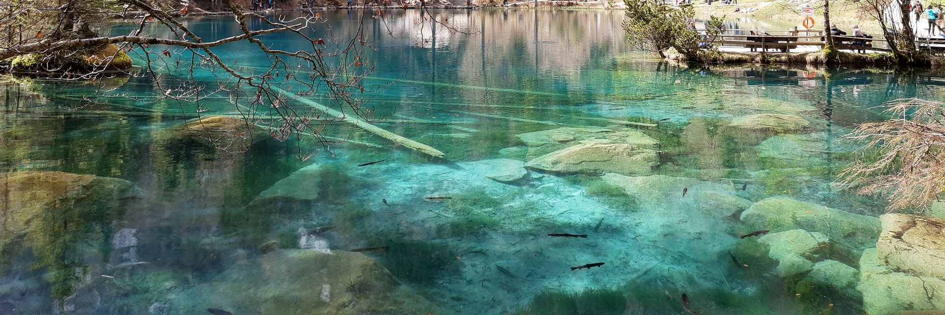 Kristallklares türkisfarbenes Wasser eines Bergsees